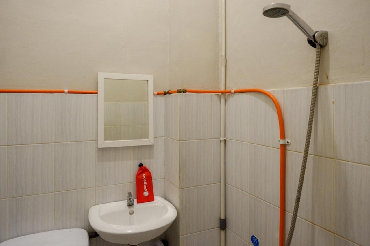 Hotel Reddoorz Near Stasiun Tawang 2*