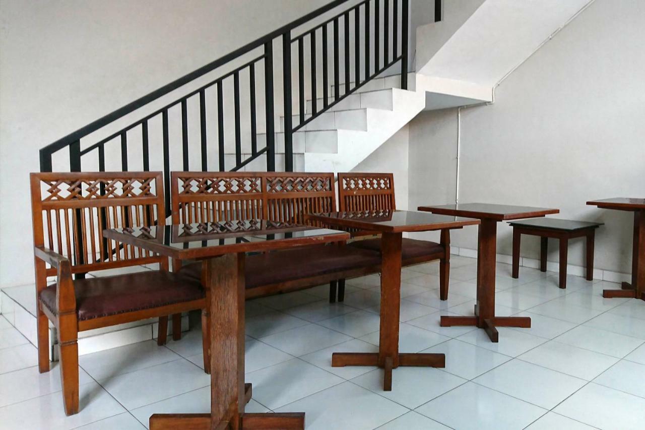 Hotel Reddoorz Near Stasiun Tawang 2*