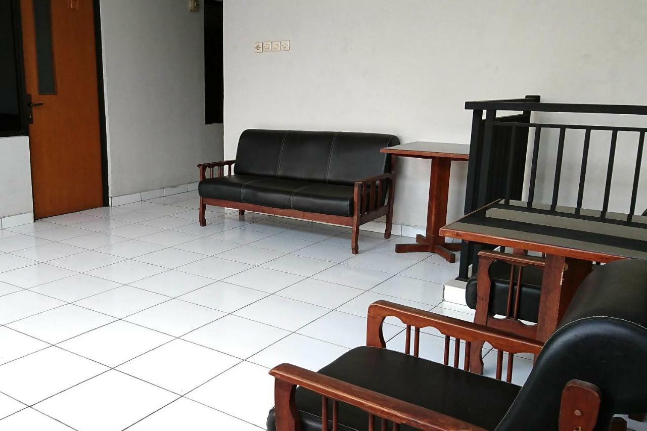 Hotel Reddoorz Near Stasiun Tawang 2*