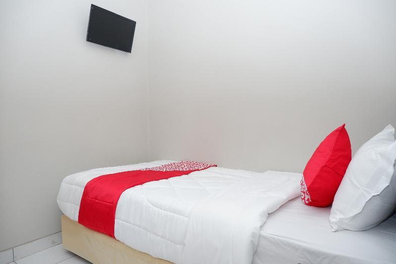 Reddoorz Near Stasiun Tawang Hotel