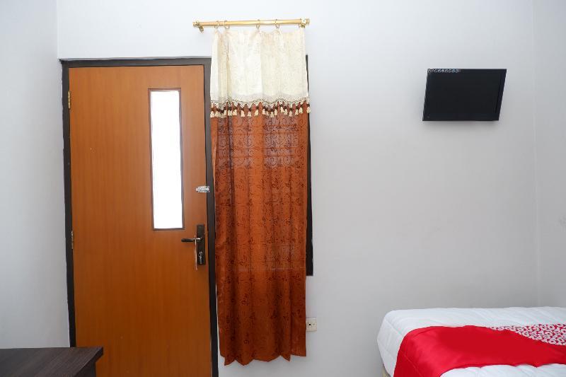 Hotel Reddoorz Near Stasiun Tawang 2*